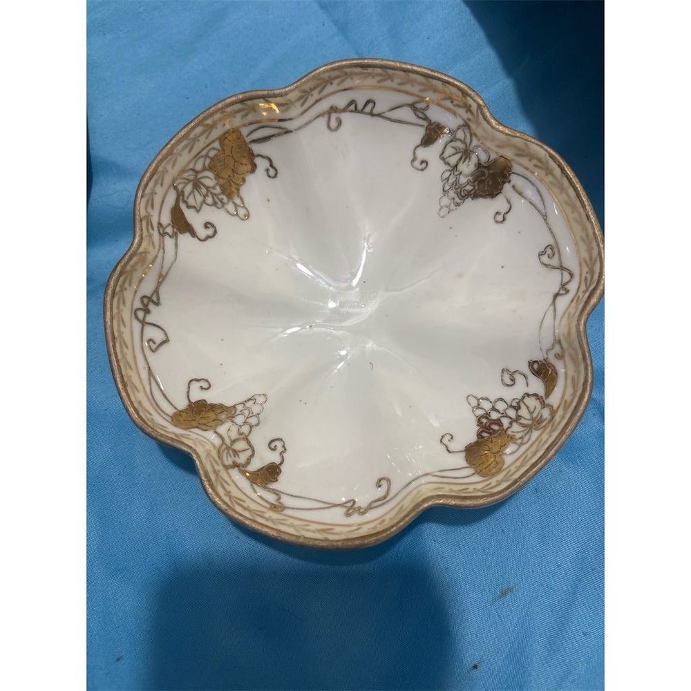 White and Gold Scalloped Dinnerware Plate